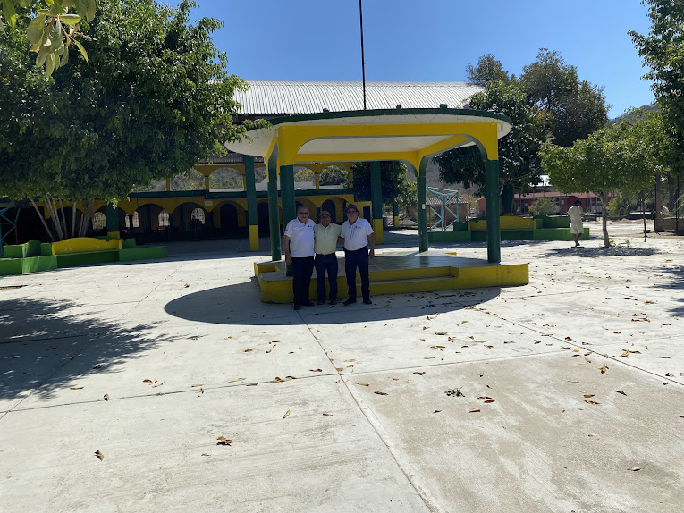 Fototeca Enramada comunitaria de San Isidro Chacalapa con integrantes del equipo técnico.