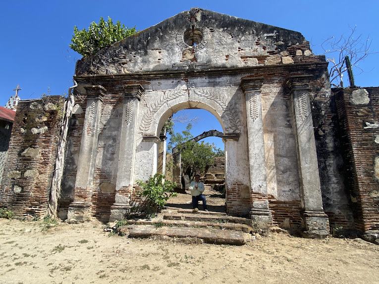 Fototeca Arco de piedra en ruinas entre la vegetación.