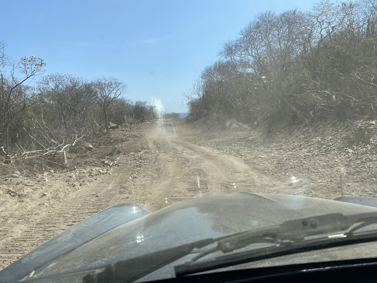 Fototeca Camino de terracería hacia la costa, visto desde el vehículo.