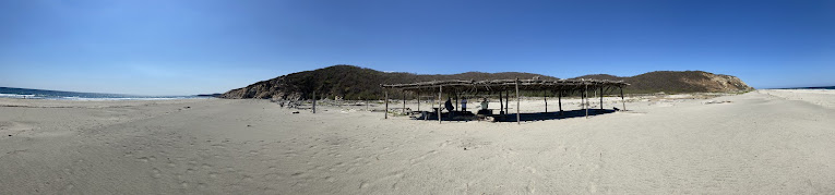 Fototeca Panorámica del estero con una barra de arena separándolo del mar.