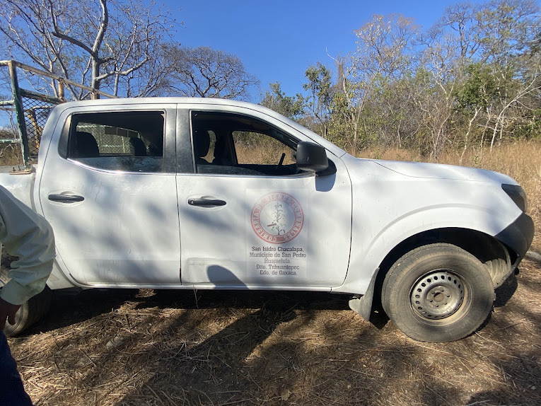 Fototeca Camioneta del Instituto Tecnológico de Oaxaca estacionada en el sitio de trabajo.