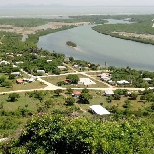 Fototeca Vista aérea del caserío de San Francisco del Mar junto a la laguna.