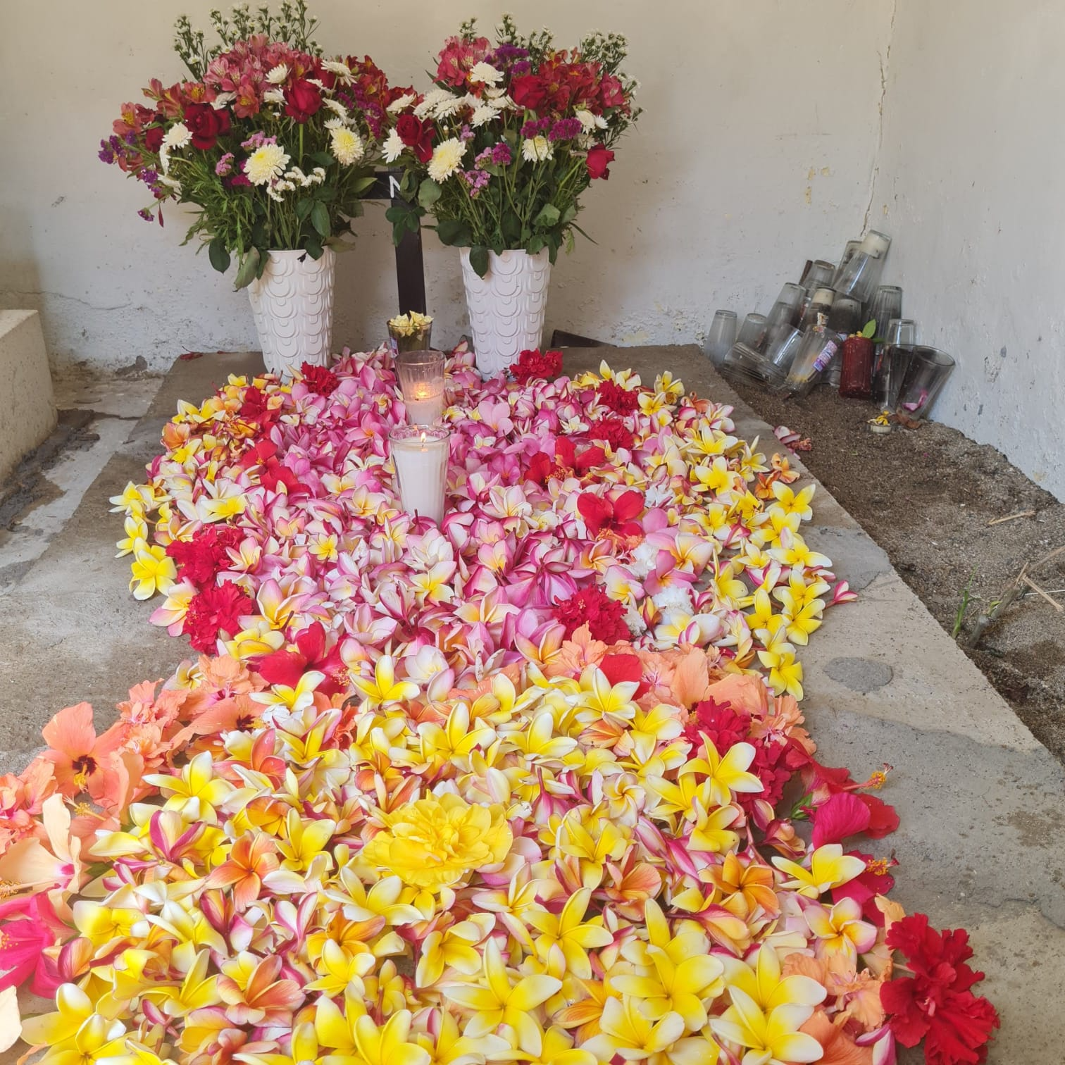 Fototeca Altar cubierto de pétalos de flores de colores sobre el piso.
