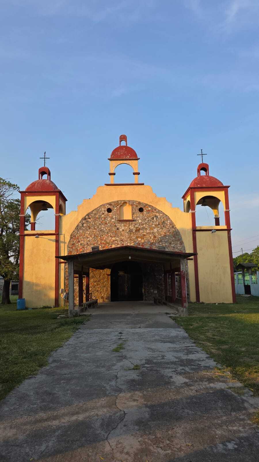 Fototeca Templo de fachada amarilla con dos torres, al final de un andador.