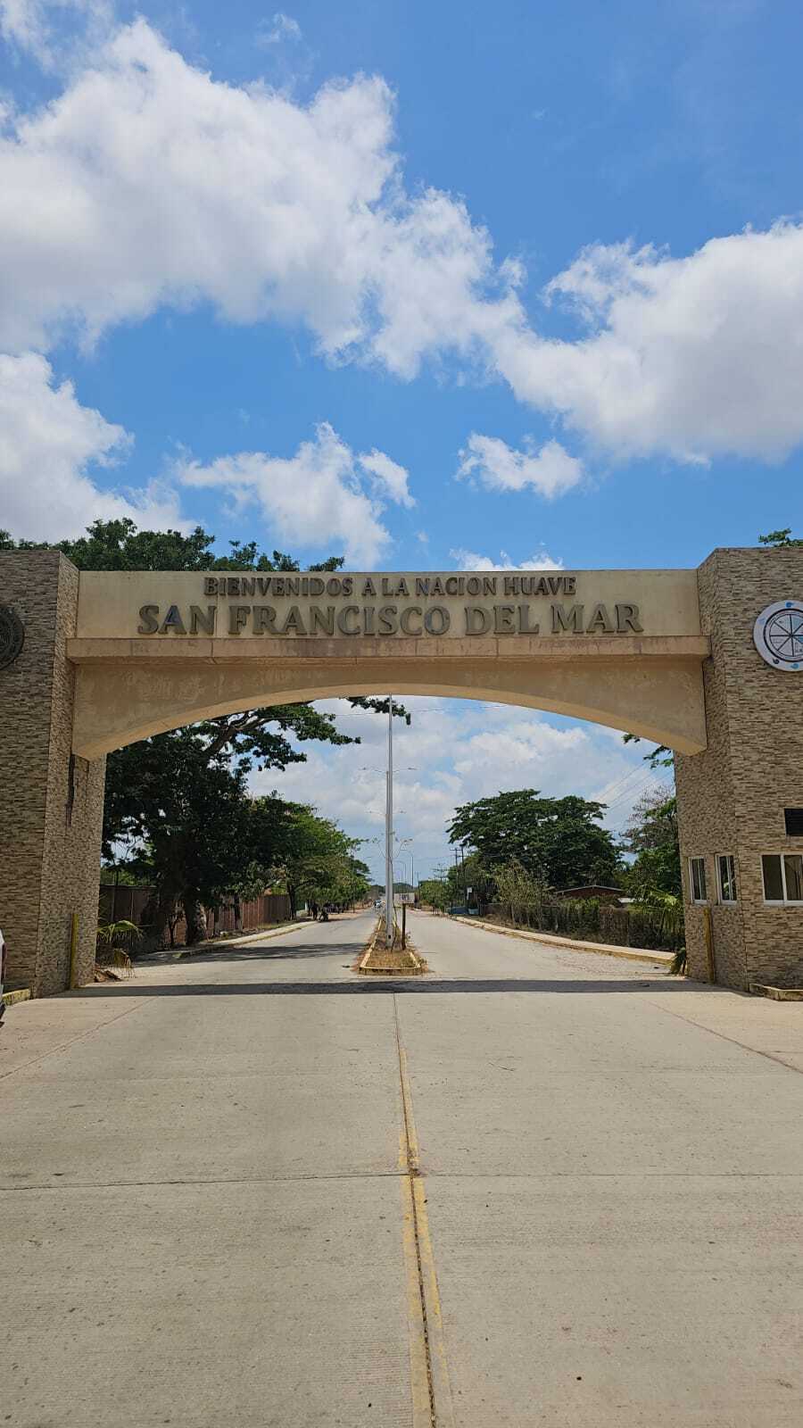 Fototeca Arco de entrada al municipio de San Francisco del Mar sobre la carretera.