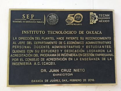 Placa conmemorativa metálica del Instituto Tecnológico de Oaxaca con texto grabado