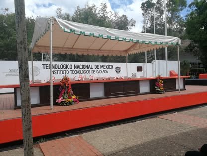 Templete con lona del Tecnológico Nacional de México y mesa de honor
