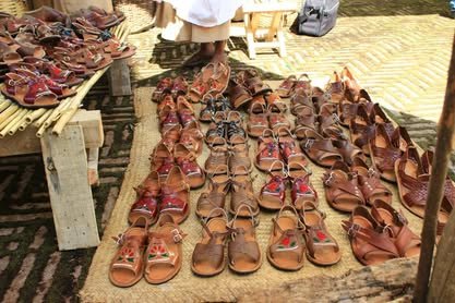 Huaraches de piel alineados en una mesa de exhibición