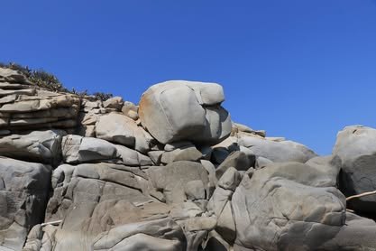 Formación de rocas grandes y claras junto al mar