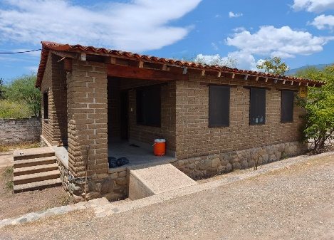 Cabaña de piedra con techo de teja en San José del Chilar