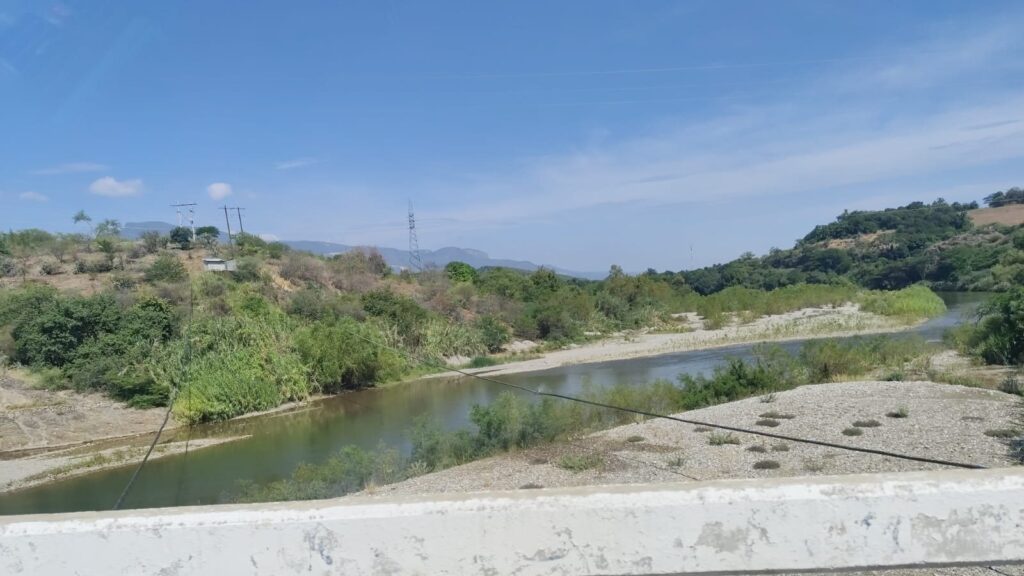 Río de cauce ancho con bancos de arena y vegetación en las orillas