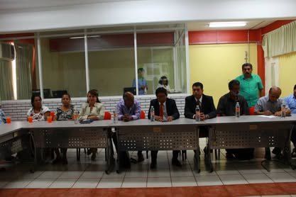 Mesa de presídium en una sala del Instituto Tecnológico de Oaxaca, con autoridades sentadas al frente