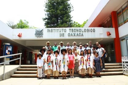Grupo numeroso con trajes tradicionales yalaltecos, de pie en la escalinata del edificio del Instituto Tecnológico de Oaxaca