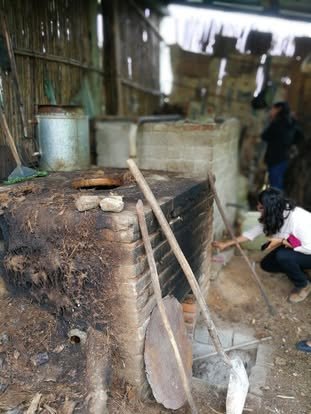 Instalación de un palenque con un alambique bajo techo de lámina