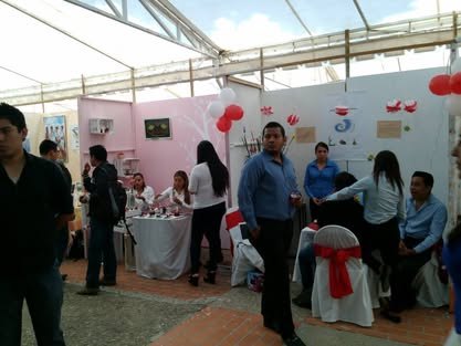 Expo Emprende 2014 y 2015: los proyectos de los estudiantes Pasillo de una exposición con stands a los lados y visitantes recorriéndolos