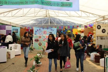 Expo Emprende 2014 y 2015: los proyectos de los estudiantes Vista general de una exposición bajo carpa, con stands y visitantes