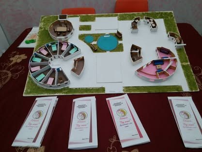 Expo Emprende 2014 y 2015: los proyectos de los estudiantes Mesa de exhibición con un prototipo de colores y tarjetas informativas