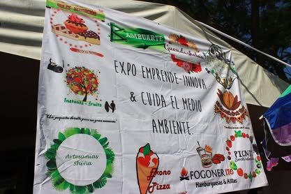 Lona con dibujos e información de la Expo Emprende Innova y Cuida el Medio Ambiente