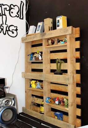 Mueble hecho con tarimas de madera reutilizadas