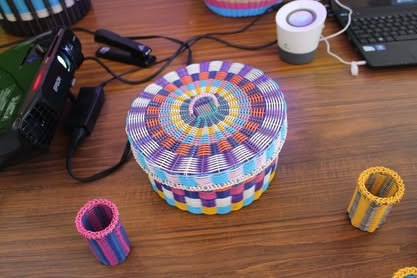 Pieza artesanal circular decorada, sobre una mesa