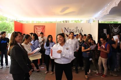 Expo InnovaTEC 2016 Grupo amplio de estudiantes con documentos en la mano, dentro de una carpa de exposición