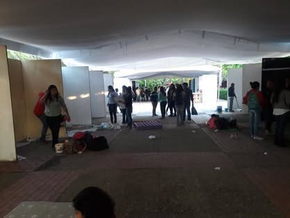 Expo InnovaTEC 2016 Explanada techada con paneles a medio montar para los stands