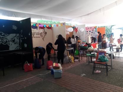 Expo InnovaTEC 2016 Stands ya armados con estudiantes acomodando sus proyectos