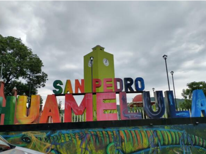 Fototeca Letras monumentales de colores con el nombre «San Pedro Huamelula».