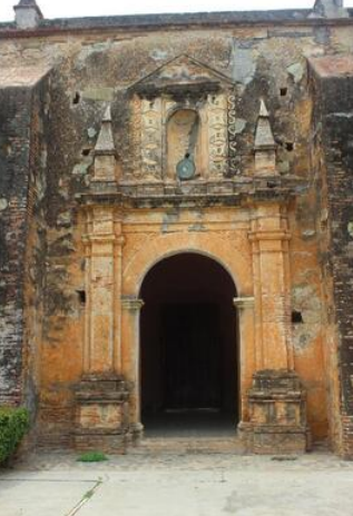 Fototeca Portada de piedra labrada de una capilla antigua en Huamelula.
