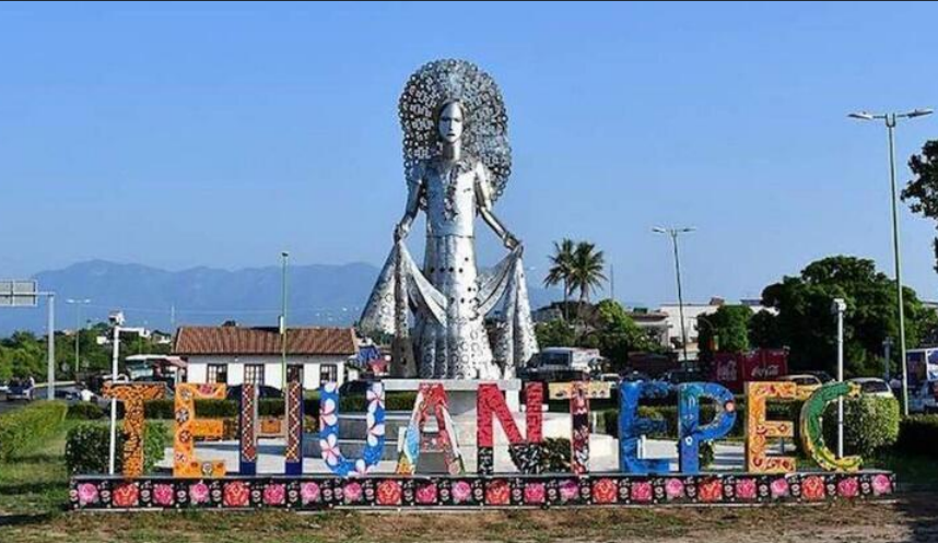 Santo Domingo Tehuantepec Letras monumentales de colores con el nombre «Tehuantepec», coronadas por una escultura de la Tehuana.