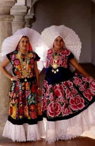 Fototeca Dos mujeres con traje de tehuana de gala y resplandor blanco.