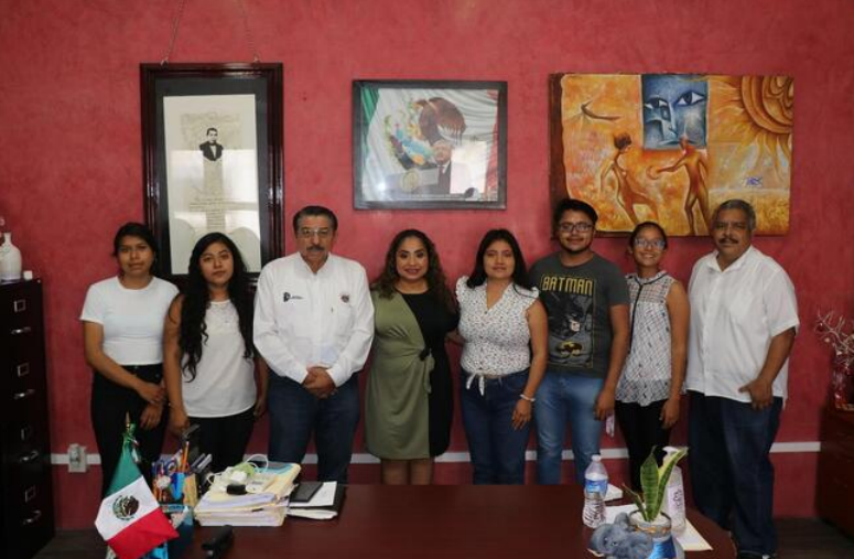 Fototeca Reunión de trabajo en una oficina, con banderas de México sobre la mesa.