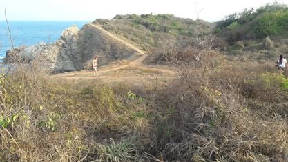 Mazunte y Punta Cometa: infraestructura turística de un Pueblo Mágico Sendero de tierra que sube por un promontorio con pasto seco hacia el mar