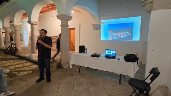 El Dr. Marcos Pedro Ramírez López, ponente en el conversatorio «El arte en Oaxaca a través del tiempo», en Mitla El Dr. Marcos Pedro Ramírez López, ponente en el conversatorio «El arte en Oaxaca a través del tiempo», en Mitla