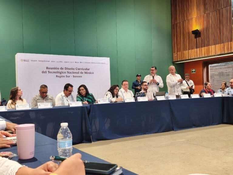 Mesa de presídium frente a una mampara con el título «Reunión de Diseño Curricular del Tecnológico Nacional de México, Región Sur-Sureste»; un funcionario habla con micrófono
