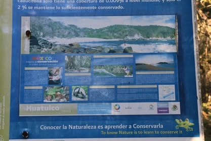 Letrero informativo de la reserva con fotografías y textos sobre la flora y la fauna