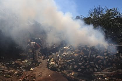 San Guillermo: un palenque artesanal en la Ruta del Mezcal de Miahuatlán Horno de tierra cubierto, del que sale humo blanco, con piñas de agave alrededor