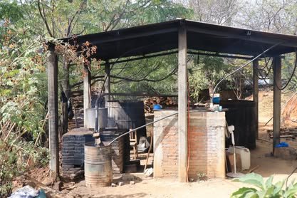 San Guillermo: un palenque artesanal en la Ruta del Mezcal de Miahuatlán Palenque bajo techo de lámina con alambiques y barriles