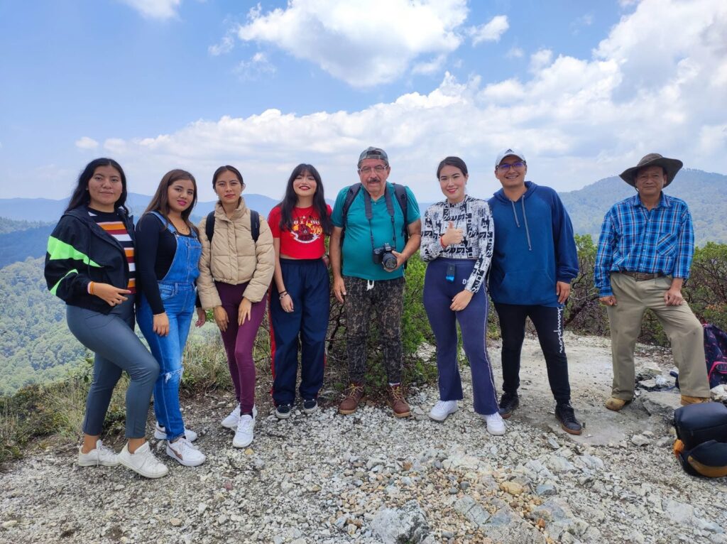 San Pablo Etla: acuerdos para fortalecer un proyecto ecoturístico Grupo de personas de pie en lo alto de un cerro, con el cielo y las nubes de fondo
