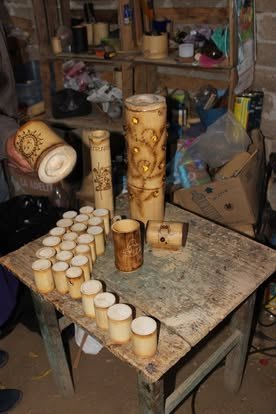 Mesa con artesanías de bambú: vasos, recipientes y figuras