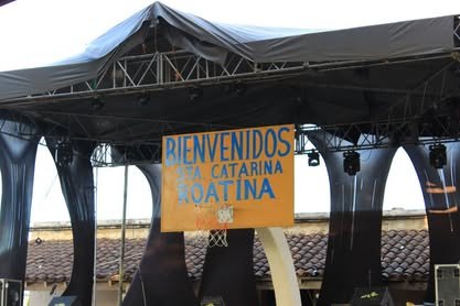 Kiosco con un letrero de bienvenida a Santa Catarina Roatina