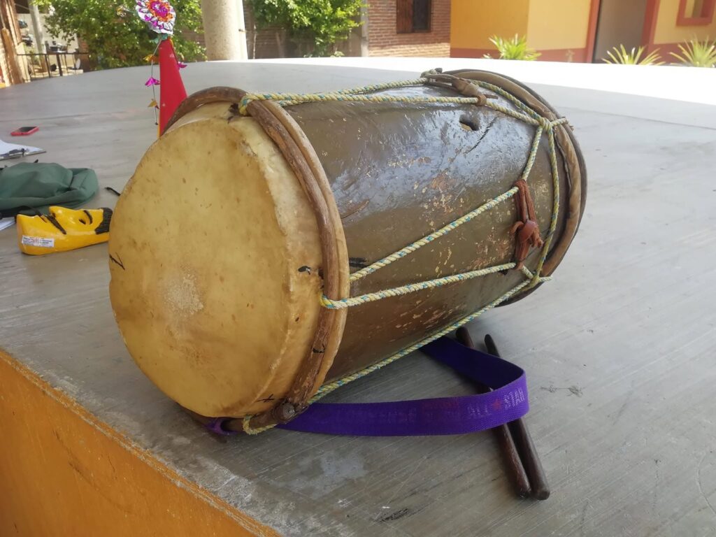 Tambor de madera con parches de cuero sobre una mesa