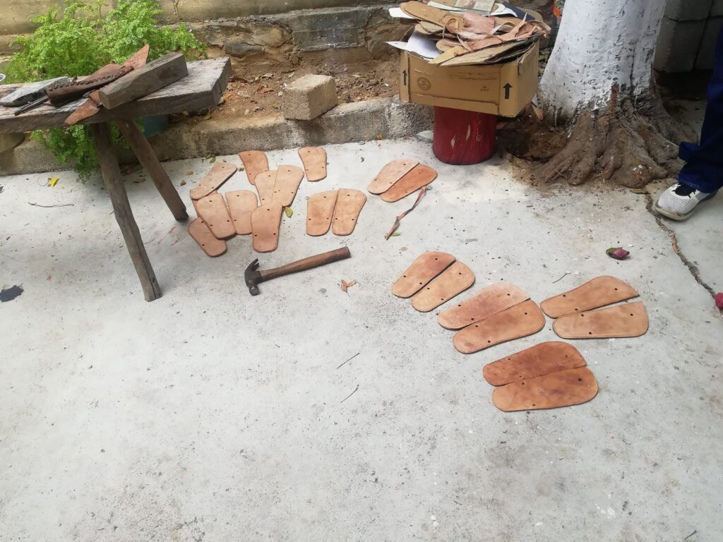 Fragmentos de teja y barro rojo acomodados sobre el piso