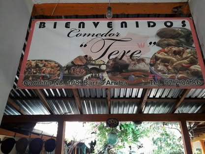 Un recorrido por los municipios de la Ruta del Café Pluma Letrero de bienvenida pintado a mano sobre la entrada de un comedor