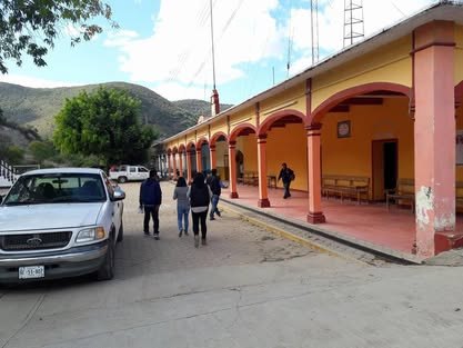 Un recorrido por los municipios de la Ruta del Café Pluma Portal de arcos de un edificio público frente a una calle con un auto estacionado