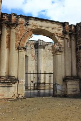 Un recorrido por los municipios de la Ruta del Café Pluma Portada de piedra de un templo antiguo en ruinas