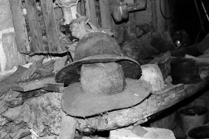 Un recorrido por los municipios de la Ruta del Café Pluma Fotografía en blanco y negro de un sombrero sobre objetos de madera