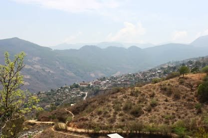 Vista de Villa Hidalgo Yalálag extendida sobre la ladera, con las montañas de la Sierra Norte al fondo