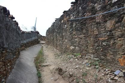 Callejón estrecho entre dos muros altos de piedra
